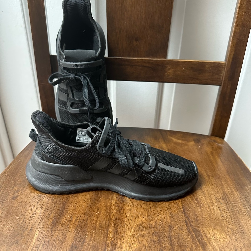 Adidas Boy’s Size 5 Triple Black Sneakers